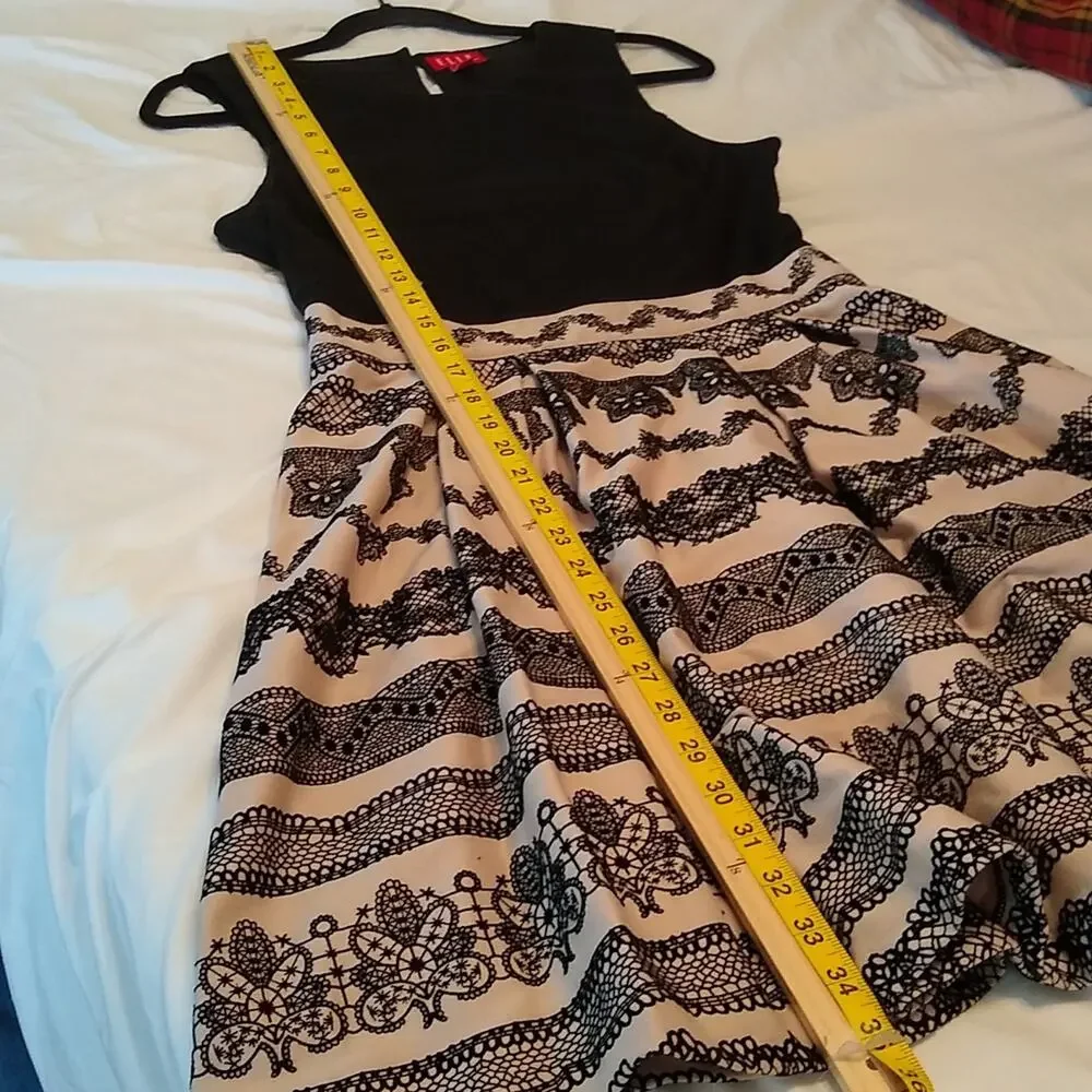 Elle women's Size 10 one piece dress. Classy.